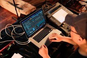 jasa musik produksi Bali - tampilan software audio profesional