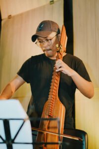 Fardian memainkan kacaping koromatik untuk karya "Elong Lesung" 2025