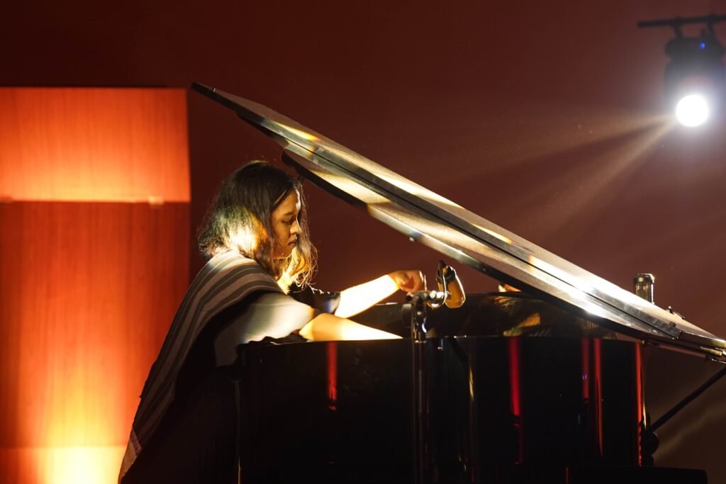 Yessica memainkan piano pada pertunjukan Lungun (2024)